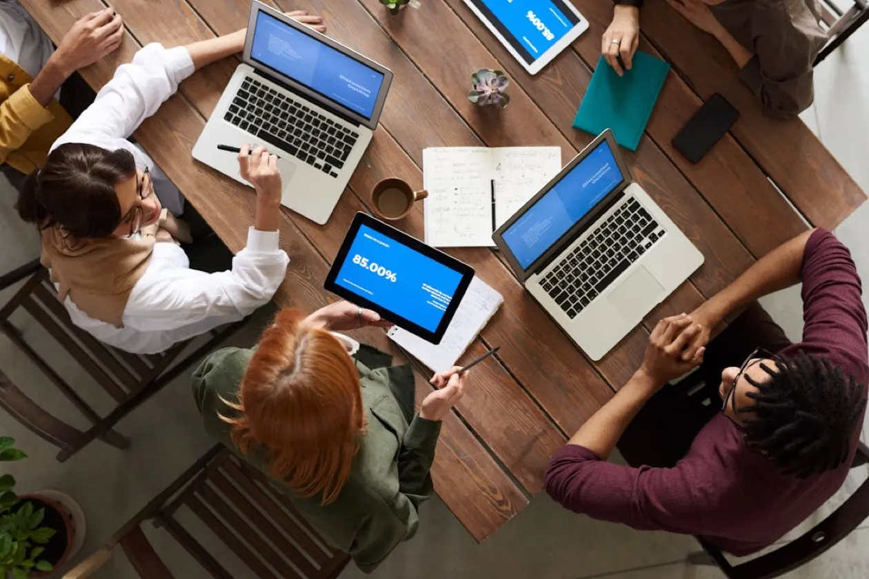 Le 30+ domande da fare a un'agenzia di marketing prima di assumerla (checklist completa 2025)