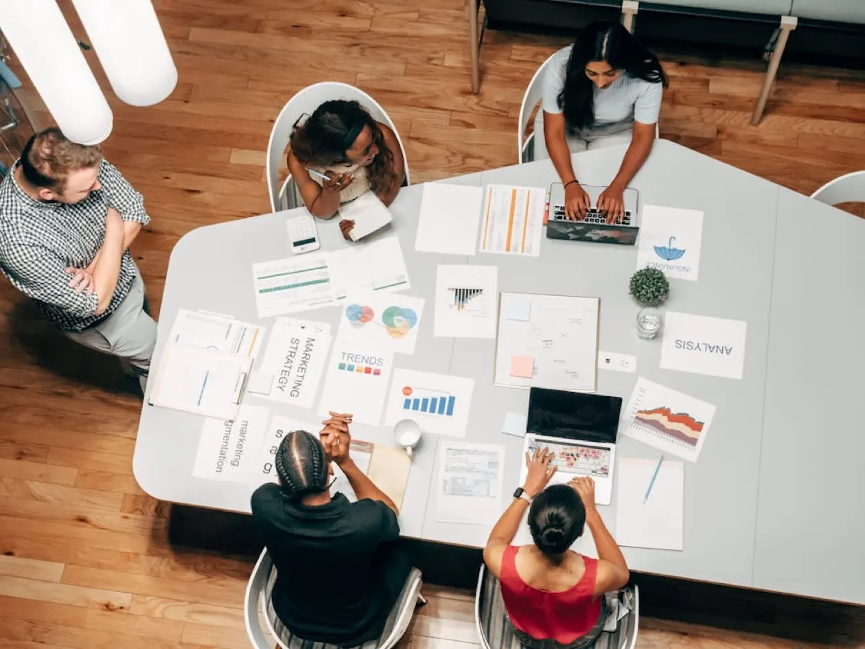 Ufficio Stampa vs PR: Differenze Reali, Costi e Quando Serve Cosa